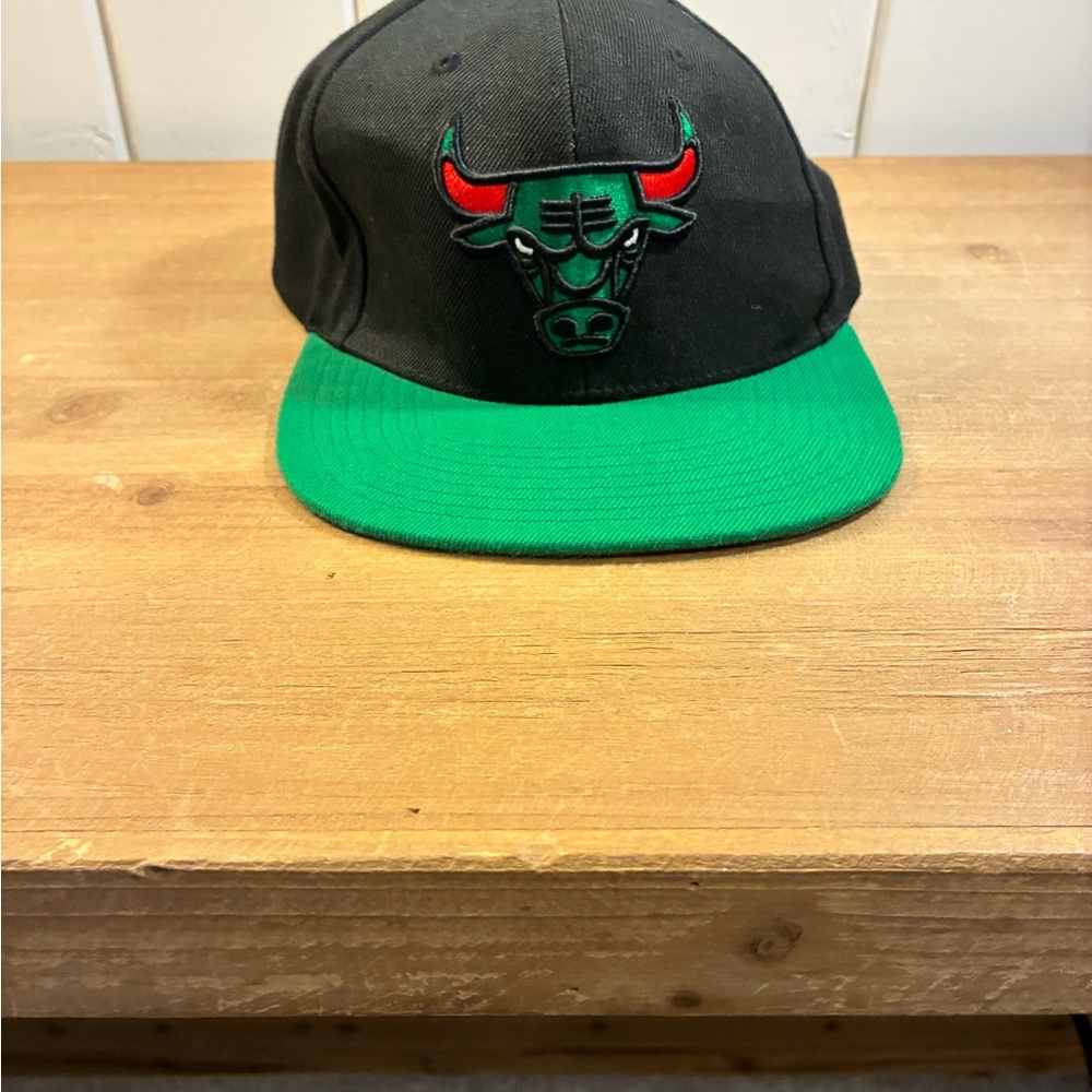 Chicago Bulls Mitchell & Ness Black Hat with Red Logo Tag